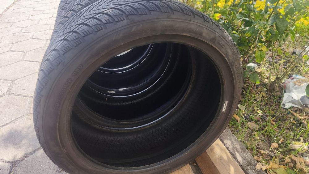 225/40r18 GoodYear 4бр. Зимни