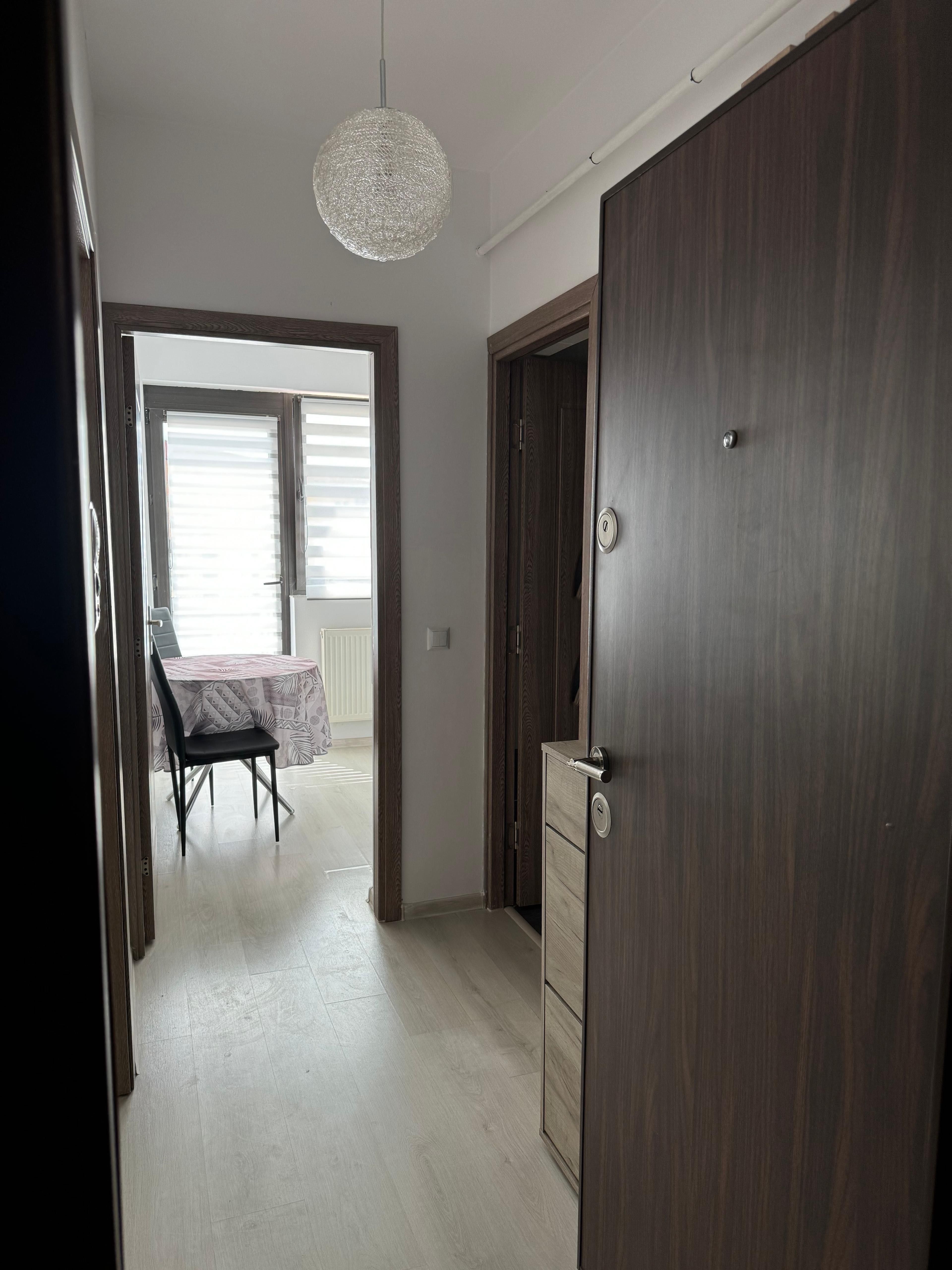 Inchiriez apartament cu o camera 350€/luna