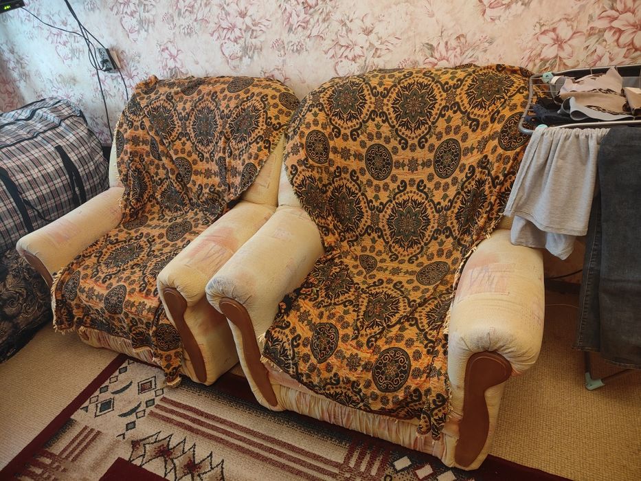 Продам углавой диван и два кресла