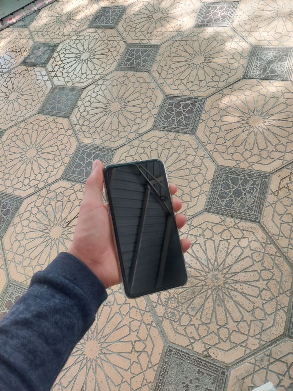 Iphone 11 pro max sotiladi