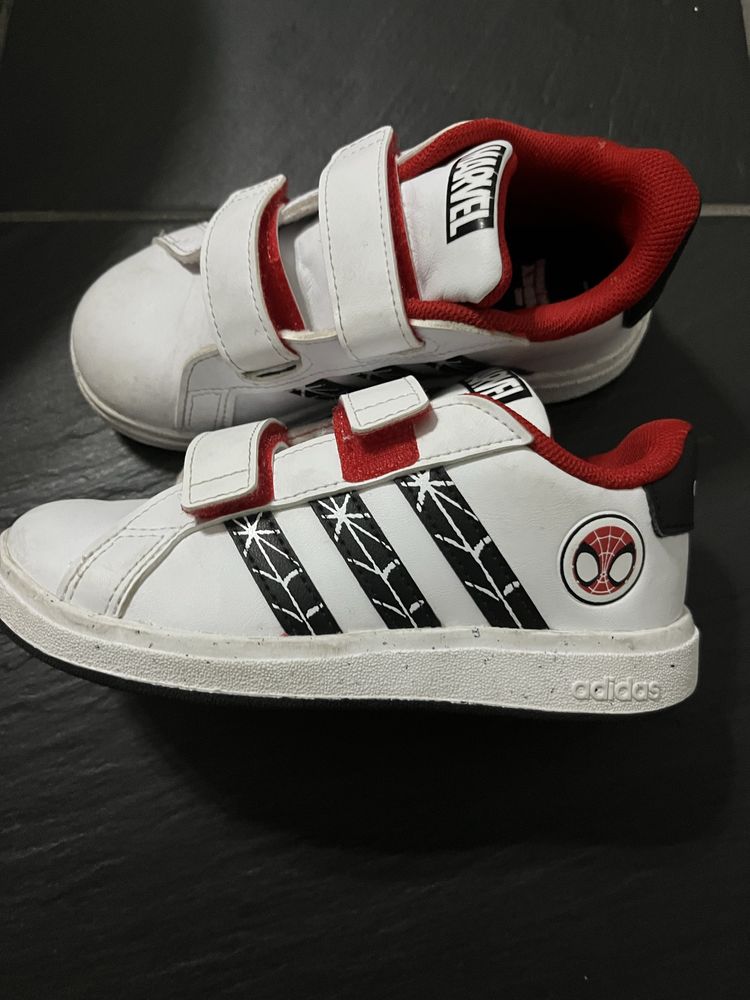 Vand Adidasi Adidas de baietel, originali