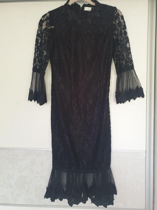 Rochie neagră brodată cu volanase