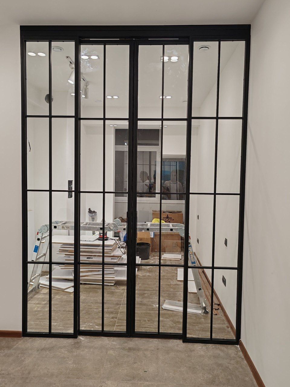 Стеклянные раздвижные перегородки в стиле лофт. Loft naves va perila.