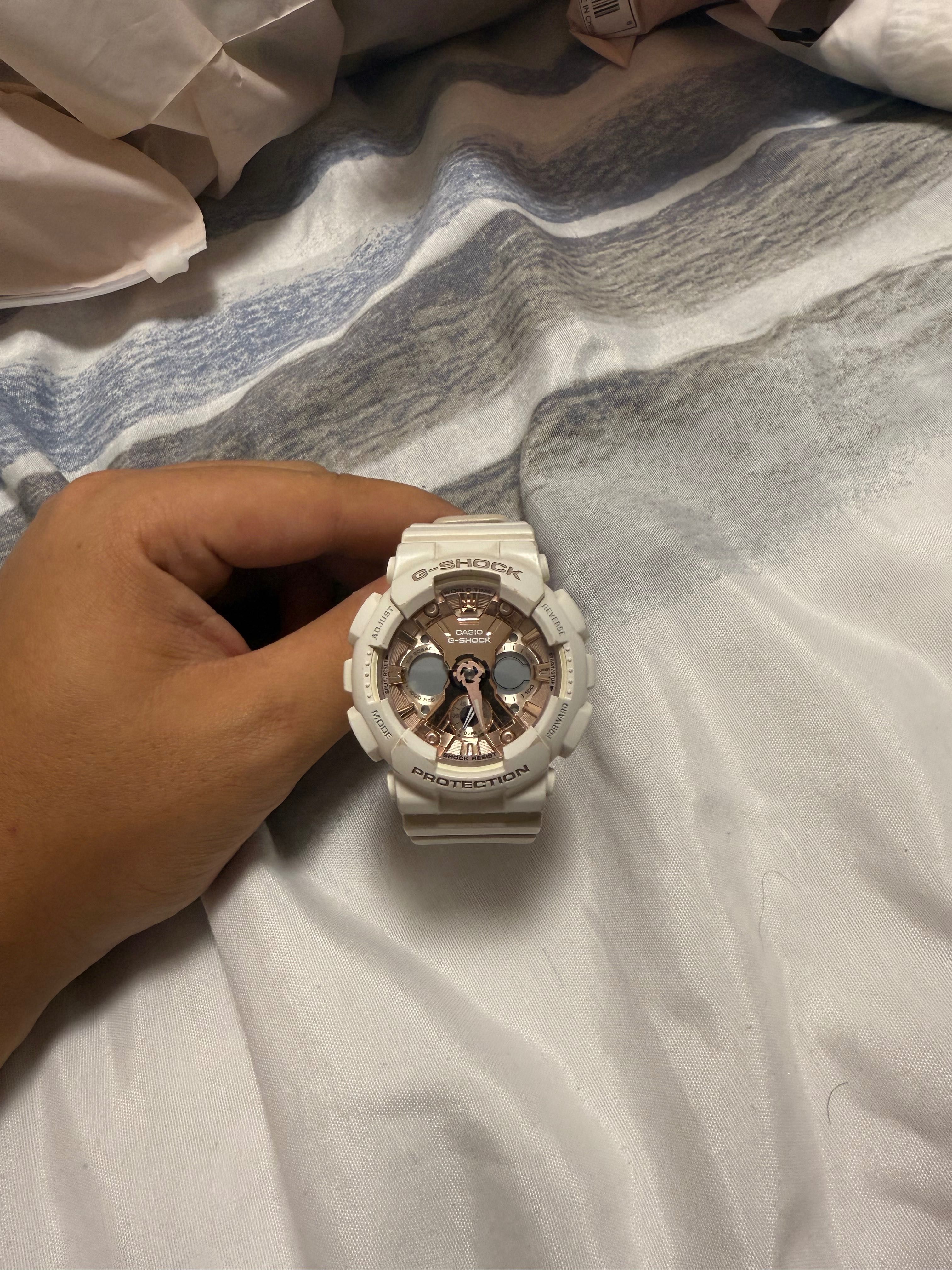 Часовник G-SHOCK дамски