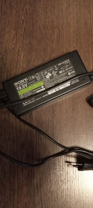 Зарядка для Sony в отличном состоянии
