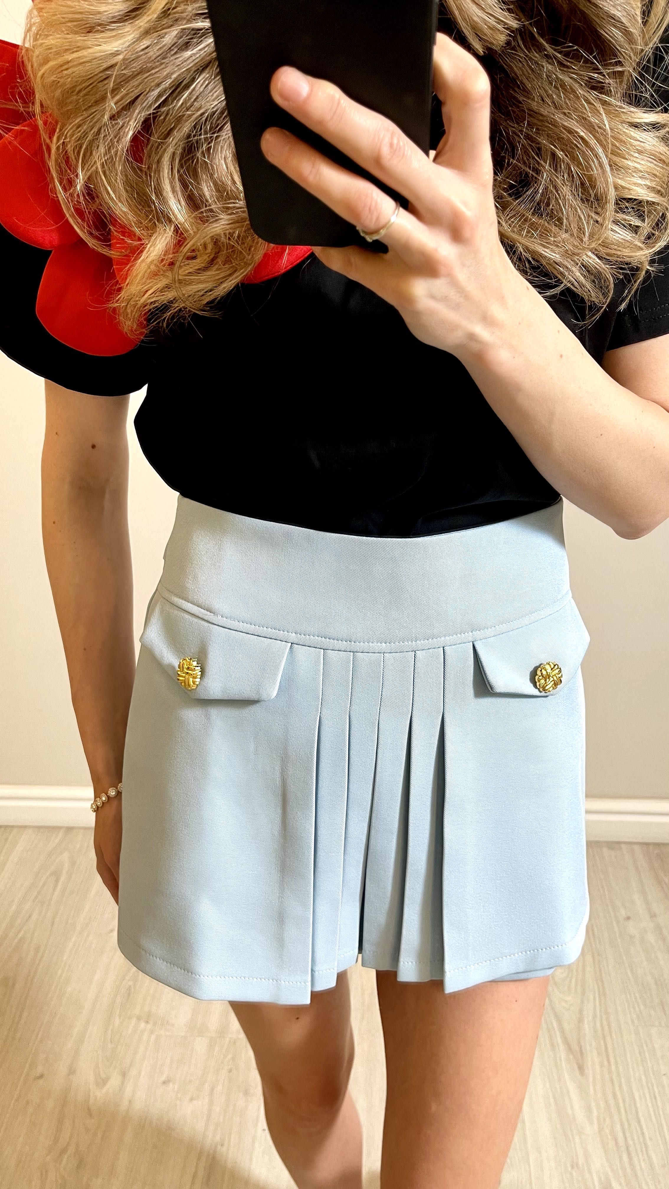 Pantaloni scurți model fustă – Noi, cu eticheta!
