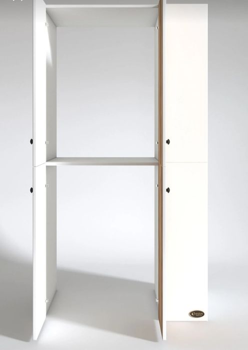 Шкаф за пералня и сушилня с рафтове