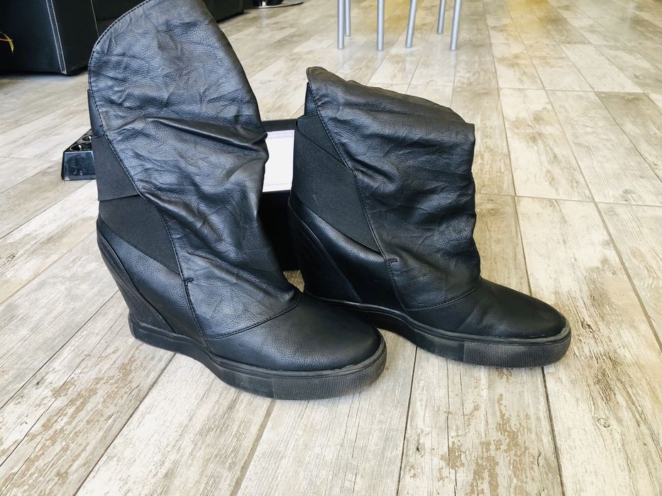 Дамски ботуши с лека платформа