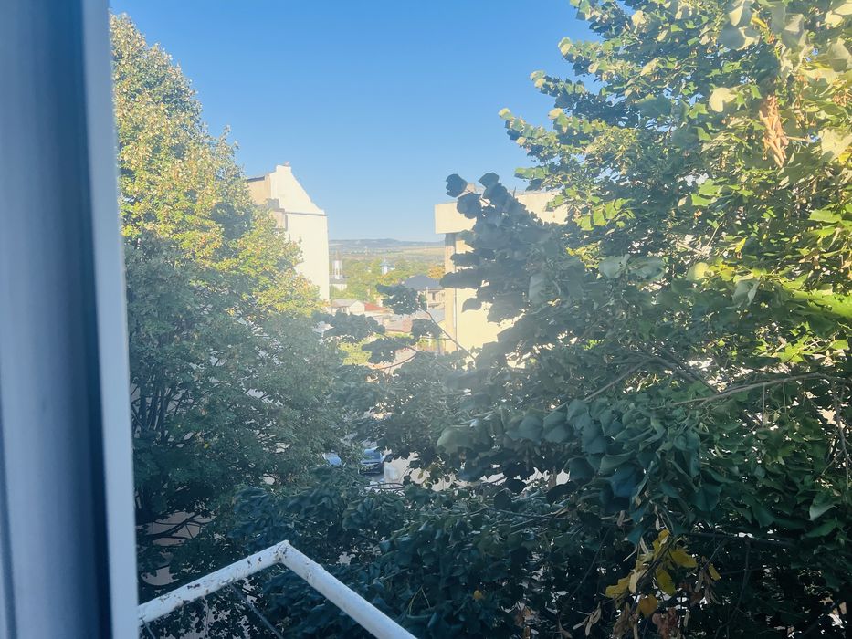 Vand apartament cu 2 camere decomandat