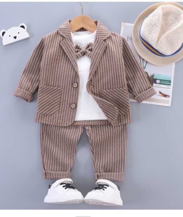 Продам теплый костюм праздничный на мальчика 90 размера