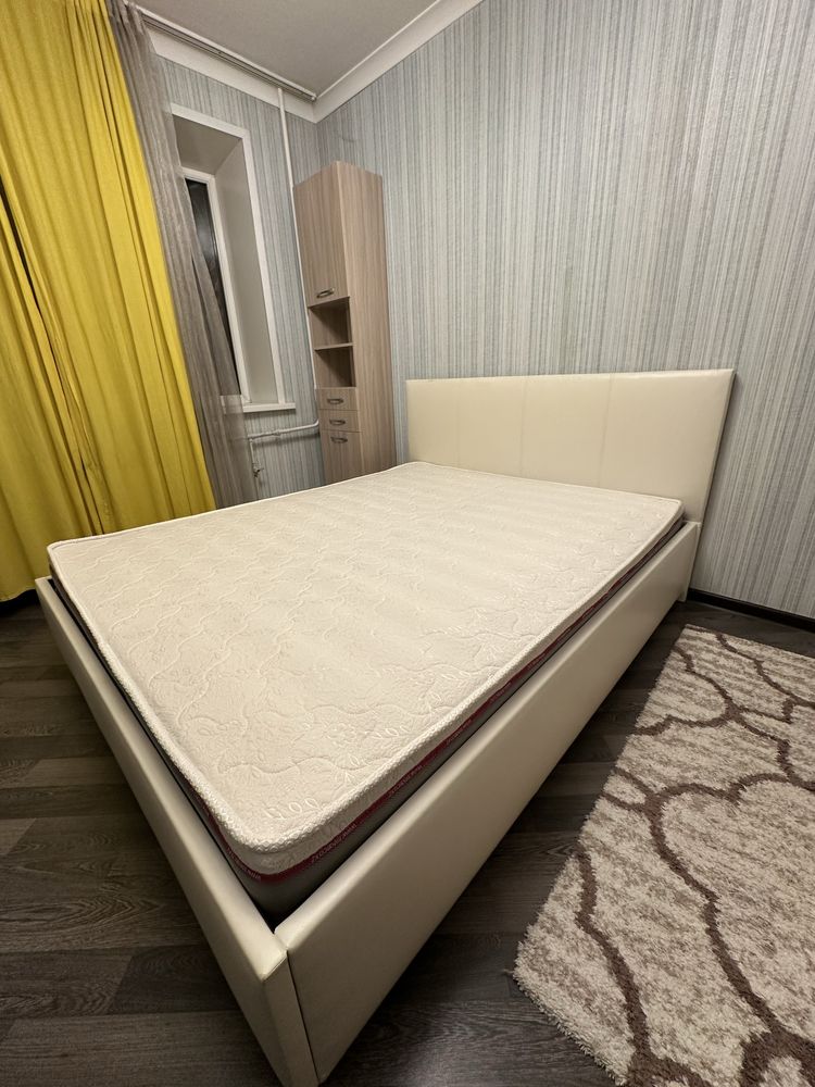 Продам двуспальную кровать с матрасом