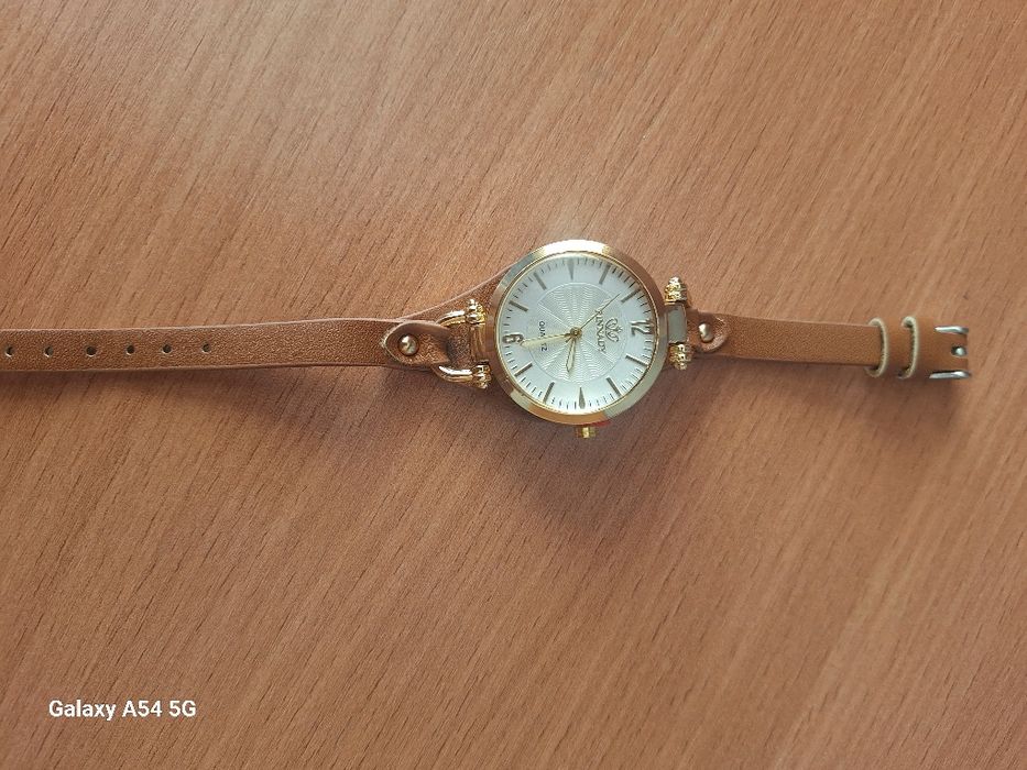 Продам женские часы