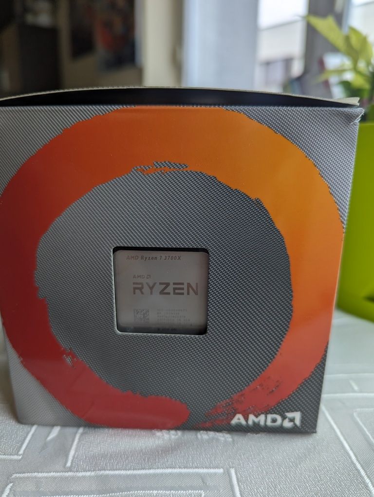 AMD Ryzen 7 3700X със стоков охладител AMD Wraith Prism