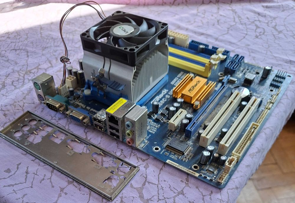 Дънна платка AsRock N68C-S UCC и AMD Athlon 64 x2 5200+