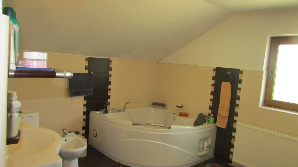 Vând /schimb cu 2 camere + diferență  vilă d+ p+1  -zona Vulcan Deva