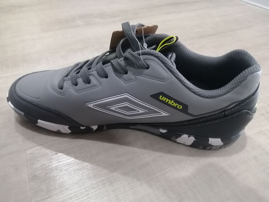 Футзалки umbro продам