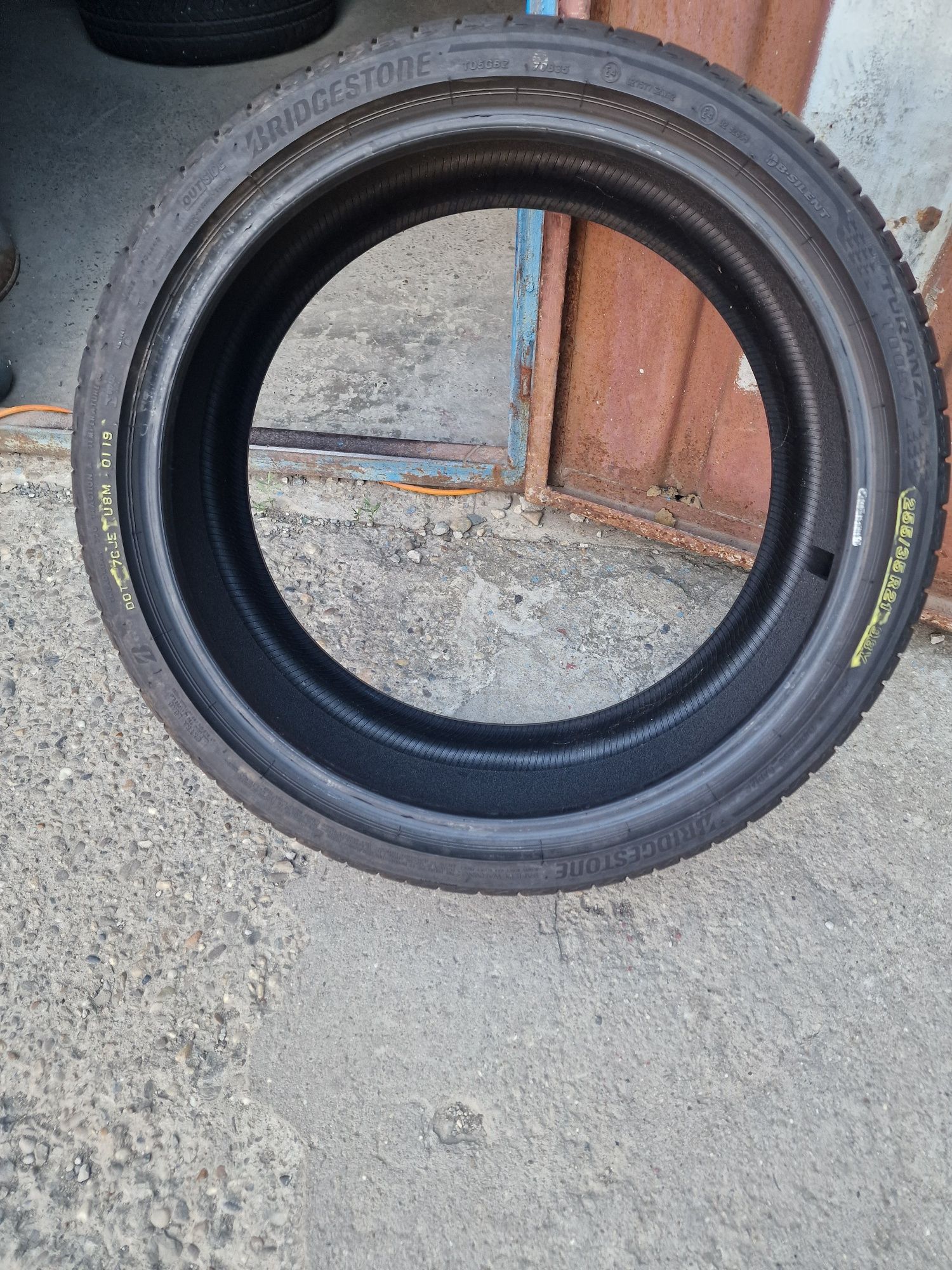 Anvelope Vară 255.35.21 Bridgestone An 2019 Profil peste 7 mm grosime