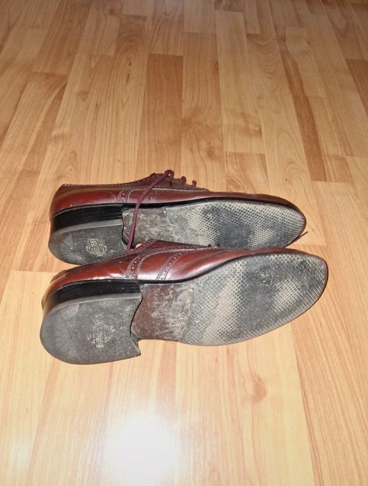 Pantofi din piele, Gloria