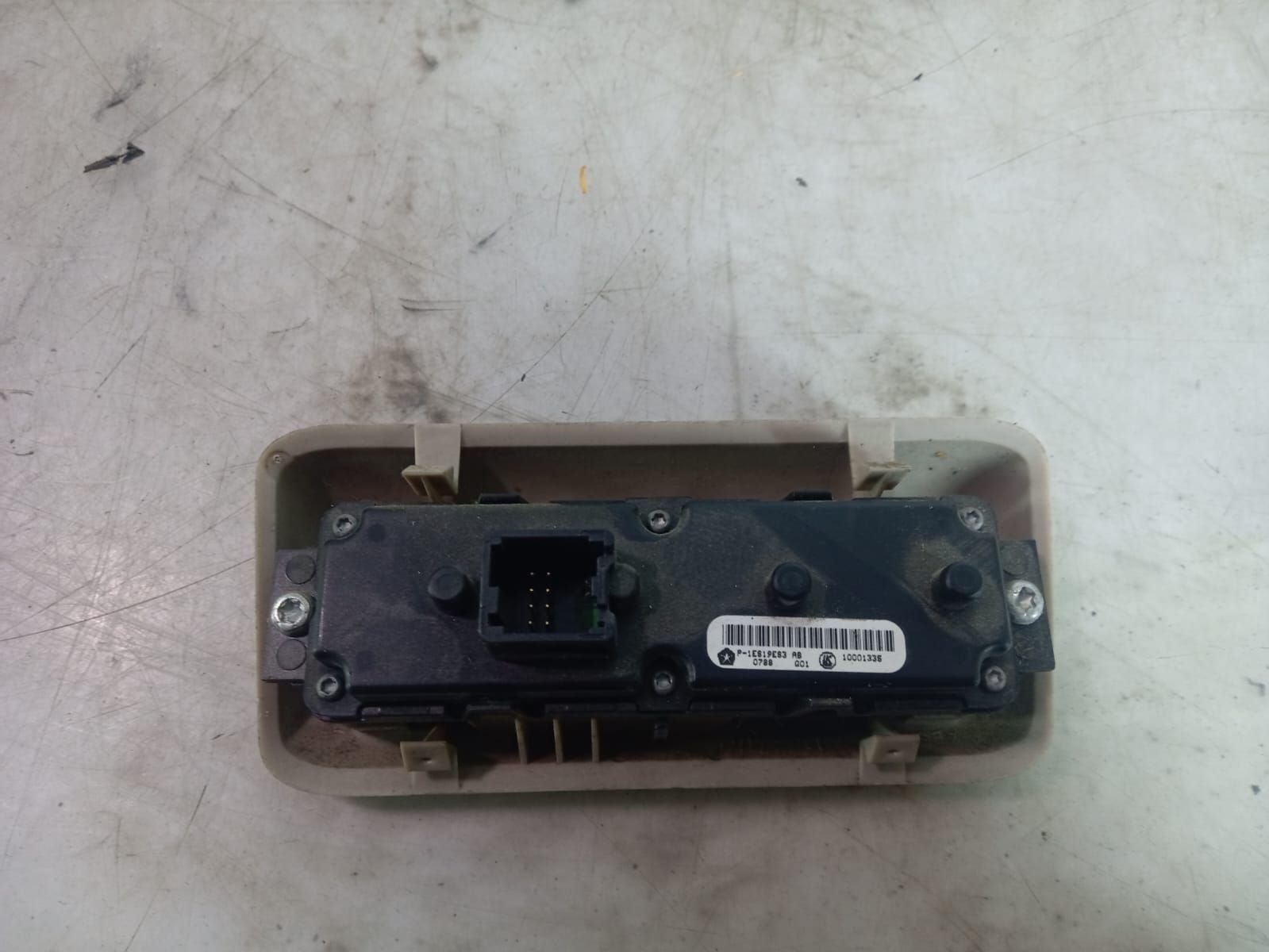 Panou butoane scaune p1e819e83 Chrysler Voyager 5 [2007 - 2011] 2.8 c