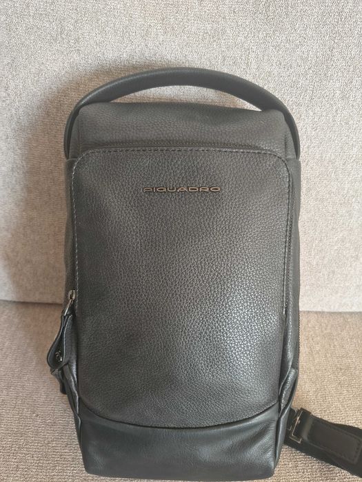 Piquadro Mono sling bag with padded compartment for iPad 10.5/9.7 in.