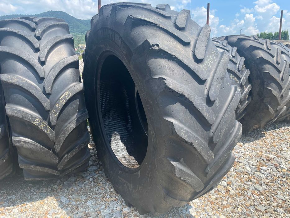 650/65r42 anvelopa uzata second Pt tractor New Holland T8 spate