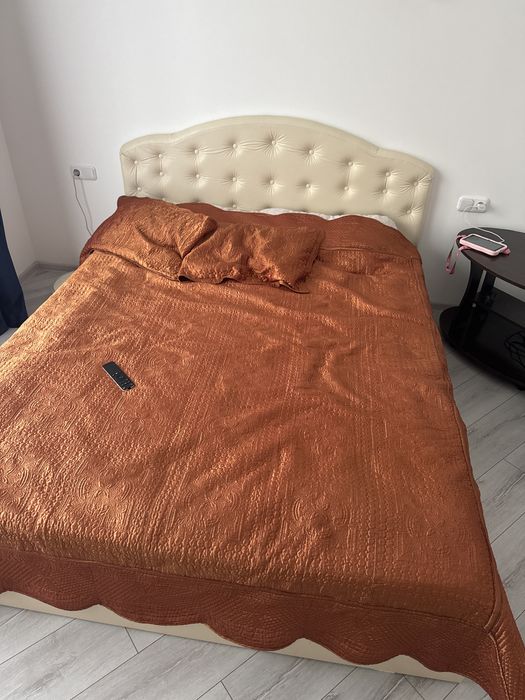 Продам двуспальную кровать с матрасом