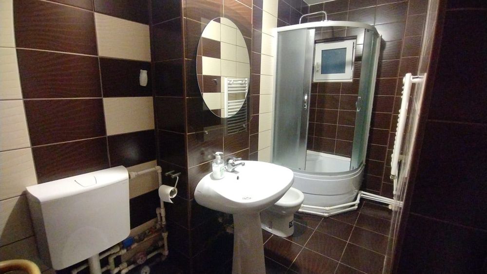 Proprietar închiriez apt 2 camere decom – 60 mp + balcon 11 m MICRO 18