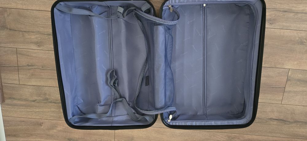 Черен пластмасов куфар