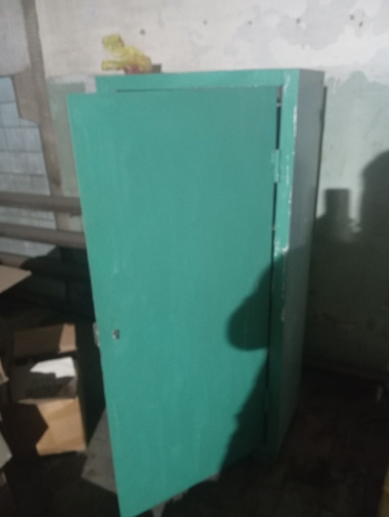 Продается сейф железный