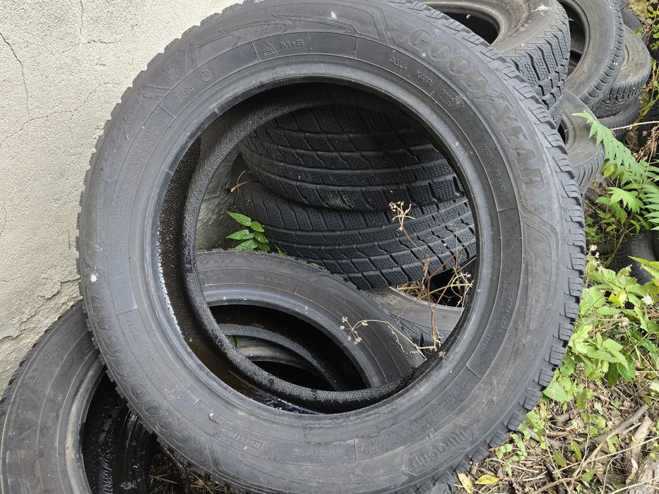 2бр. 195 60 16 Goodyear зимни.