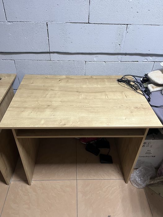 Продам 2 стола письменных б/у