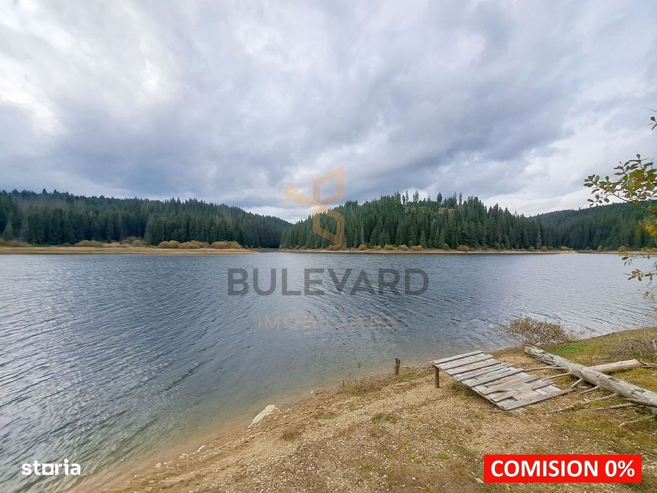 Proprietate unica! Teren generos cu iesire la lac!