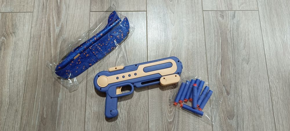 Игрушечный пистолет с самолётом