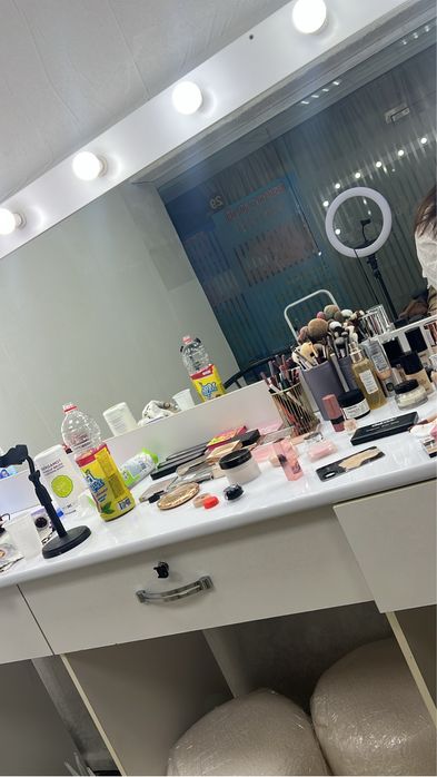 Продается визажный стол в хорошем состоянии