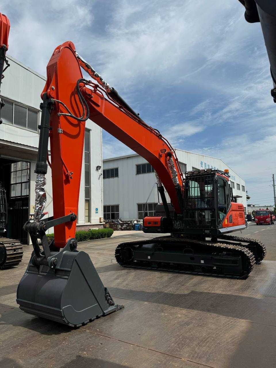 Экскаватор Lugong LG 220