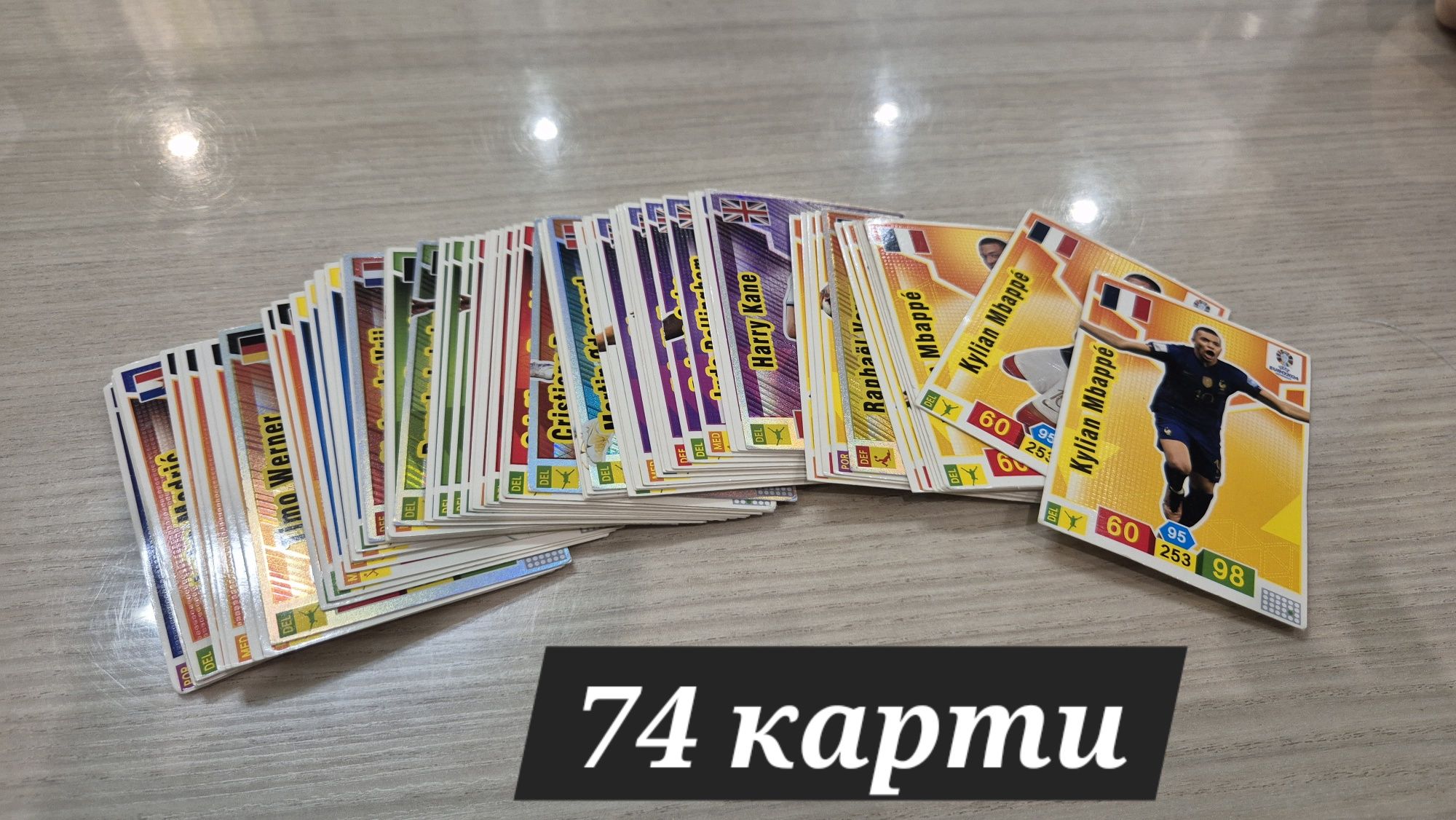 Различни играчки: гира, карти с футболисти, морски шах, лог.игра,проек