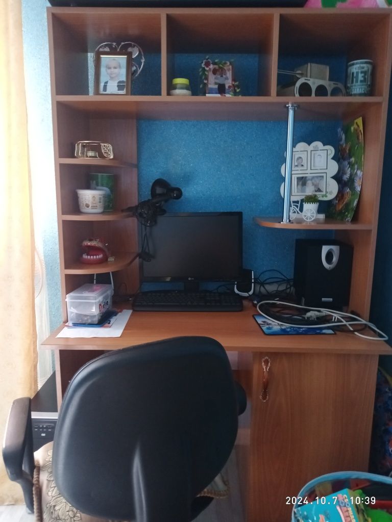 продам компютерный стол с компютерам