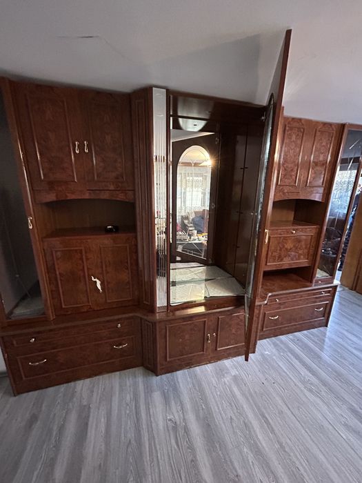 Vitrina cu geamuri si oglindă.