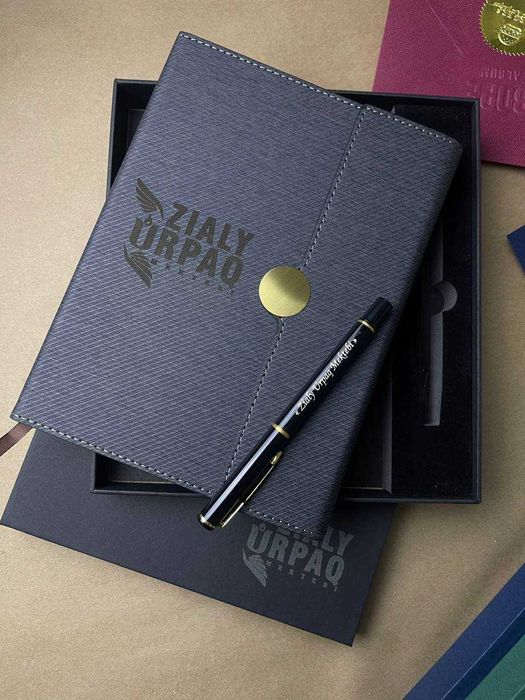 Новогодний подарок — блокнот и ручка в подарочной коробке