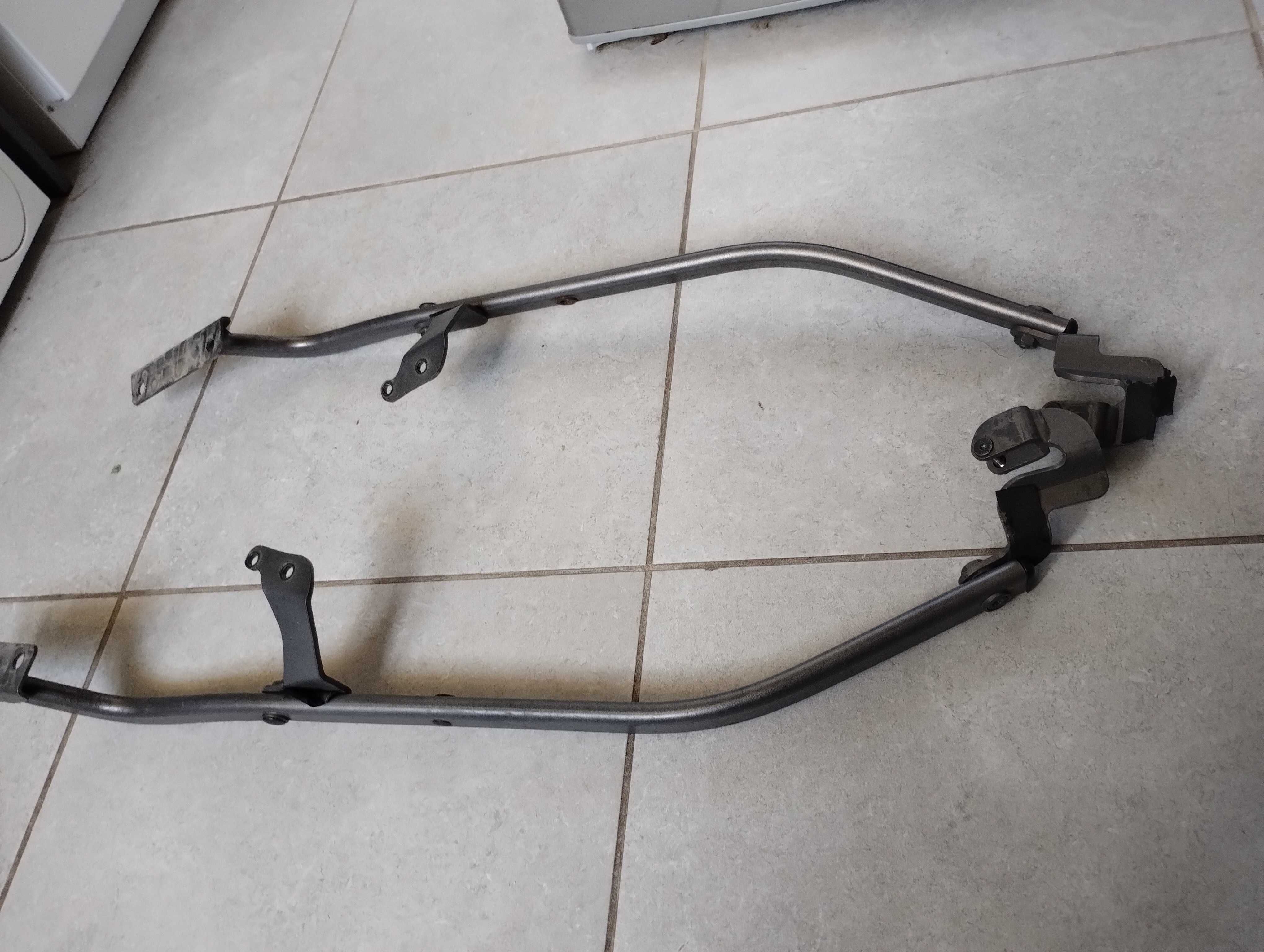Рамка за багажник на Honda Hornet