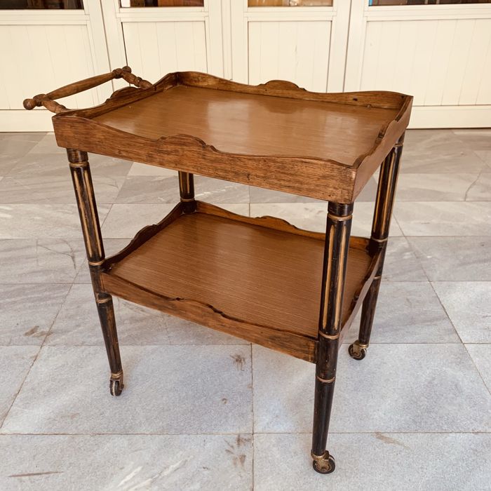 Винтидж масичка на колелца-сервира стил и чар