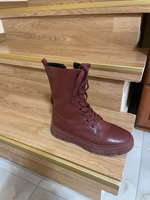 Нови боти Guess , цвят бордо
