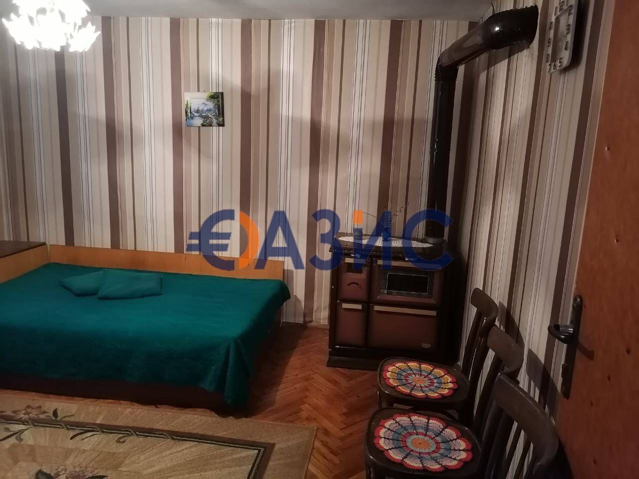 Къща на 3 етажа 252 кв. м.+двор 690 кв. м.+два гаража,център Свети