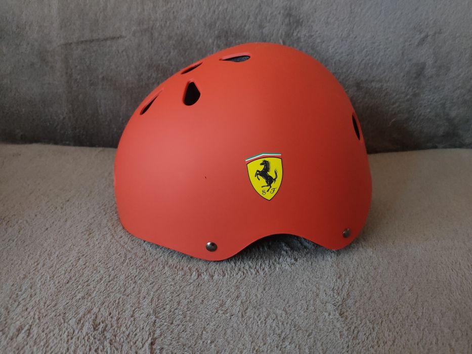 Детска каска и протектори Ferrari