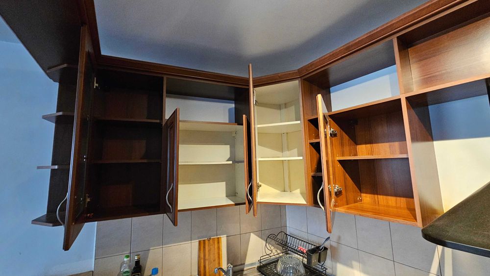 Ъглова кухня с фурна, мивка и аспиратор