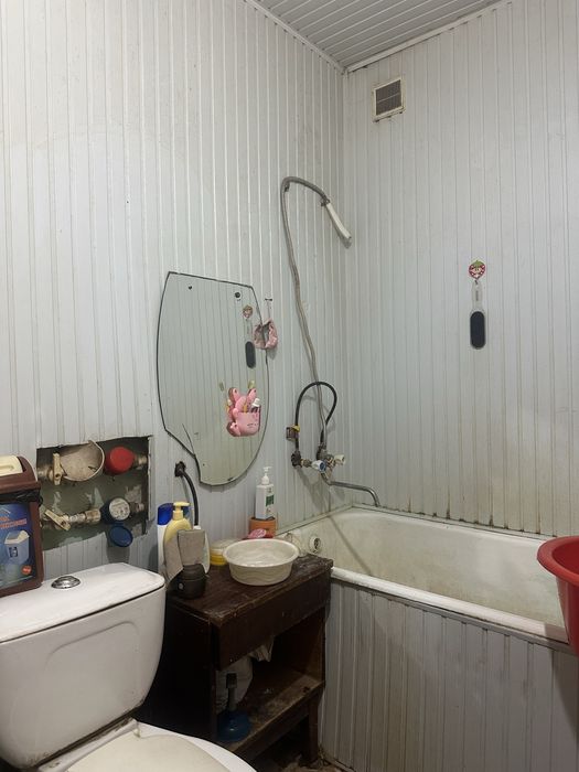 Срочно сотилади 1 хона 1 этаж массив доканал