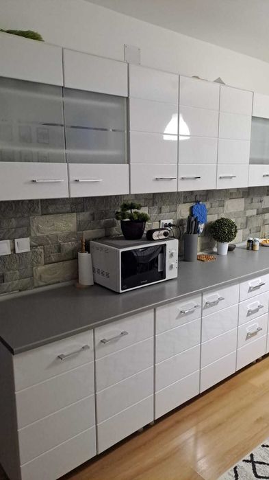 Masa cu 6 scaune si mobila bucatarie