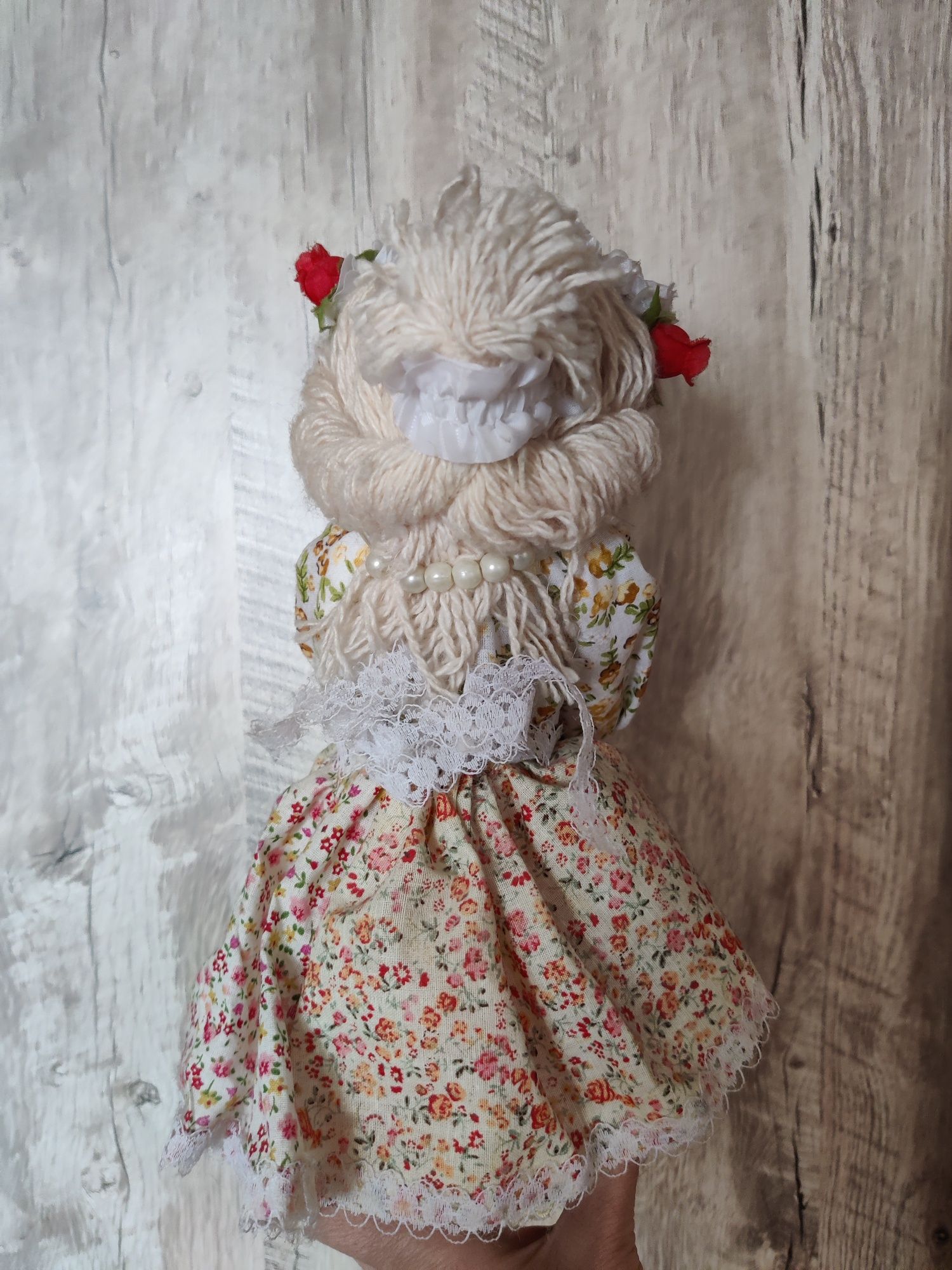 Интерьерная кукла с большими глазами и букетом цветов
