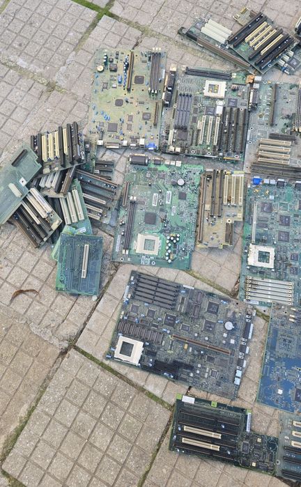 Продавам лаптопи и платки за скрап