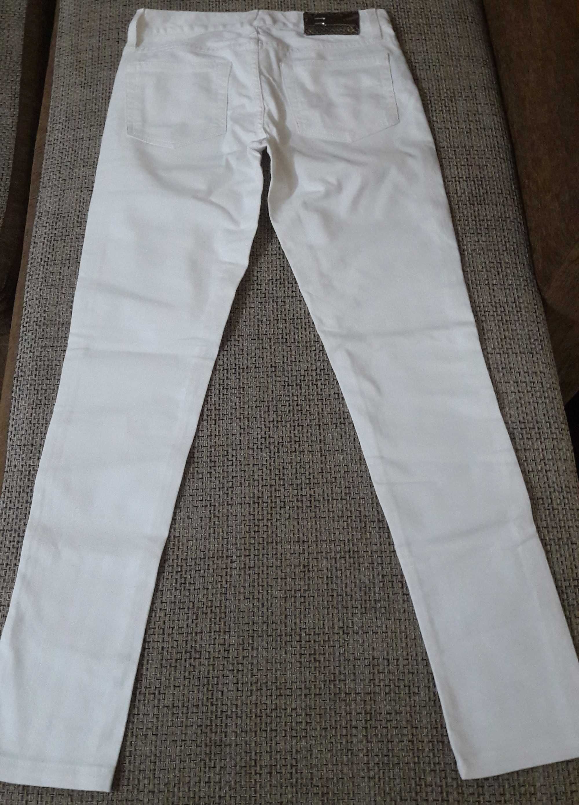 новые белые джинсы